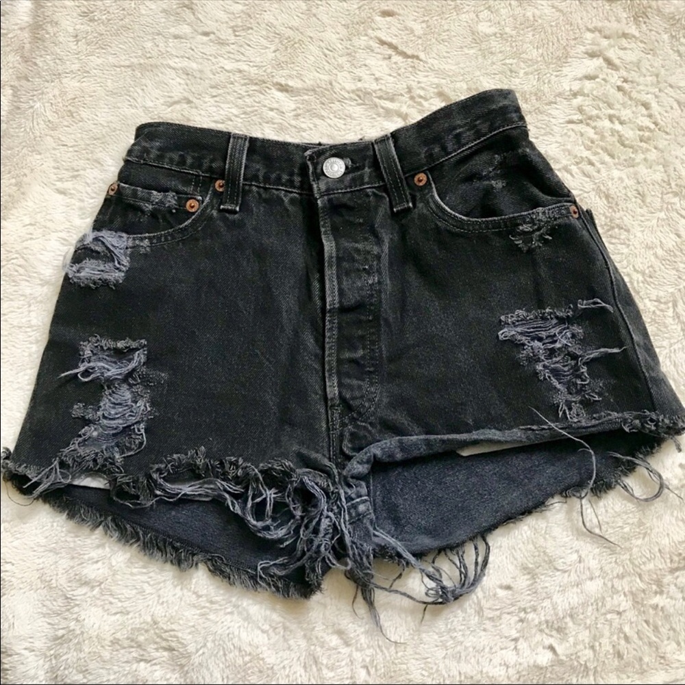 🌹Levi’s Vintage Ripped Jean Shorts🌹